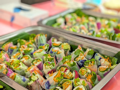 昆虫食 学び合い 日本から持参した昆虫食を体験